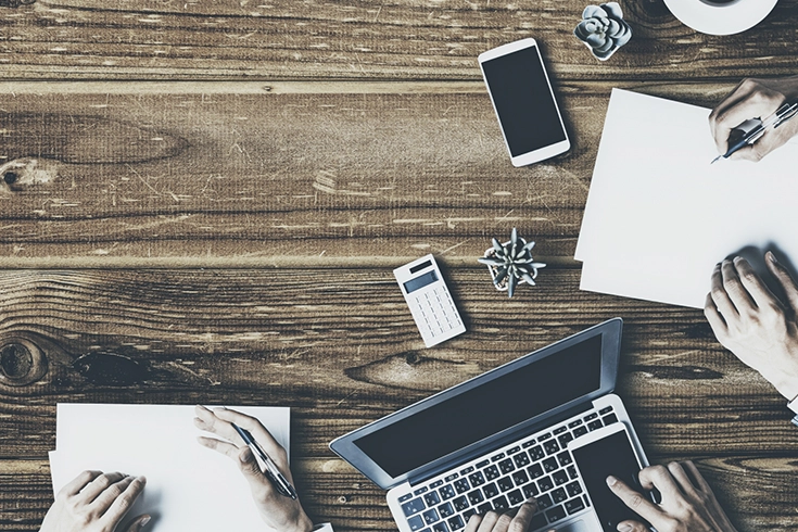 落ち着いた雰囲気のバー店内