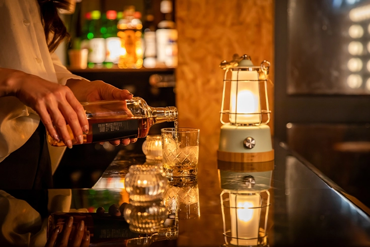 落ち着いた雰囲気のバー店内